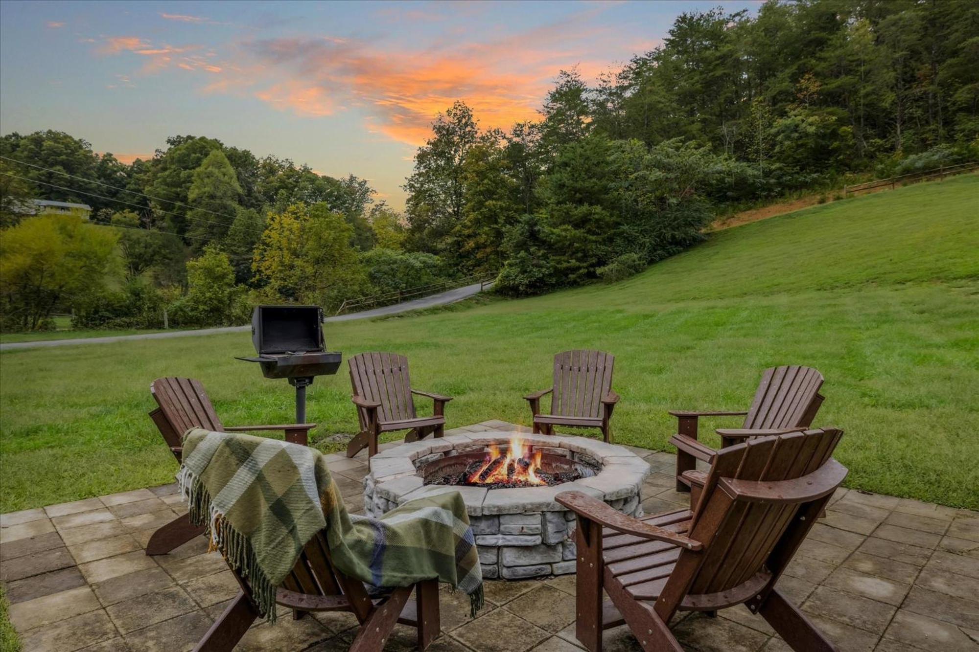 Hot Tub Fire Pit Game Room Theater Easy Access Sleeps 12 - Black Bear Lodge Пиджен-Фордж Экстерьер фото